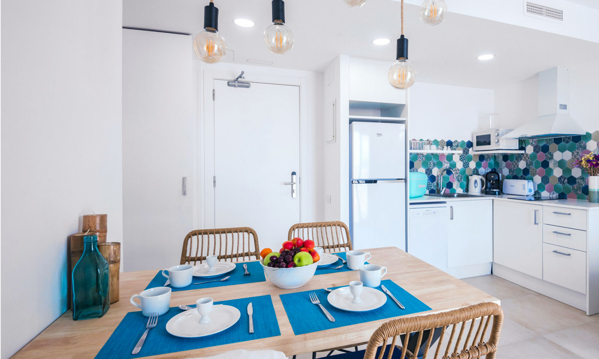 Cocina y comedor del apartamento. Bamblue Apartments - Stay Longer.