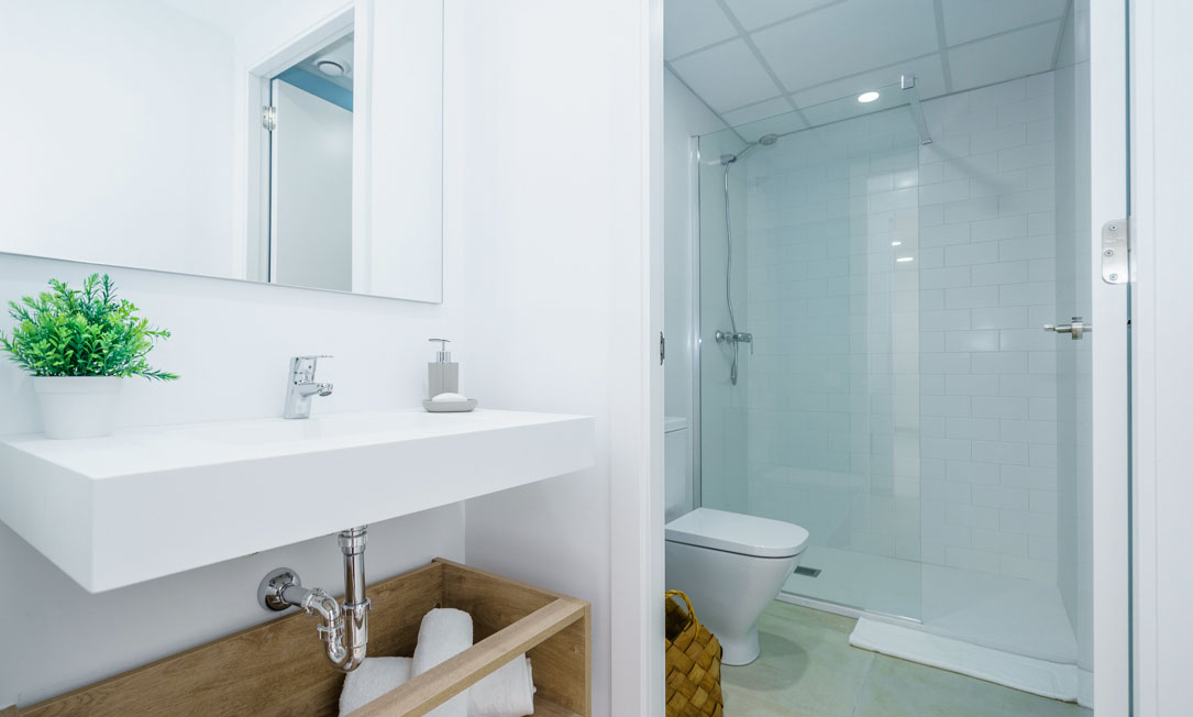 Baño del apartamento. Bamblue Apartments - Stay Longer.