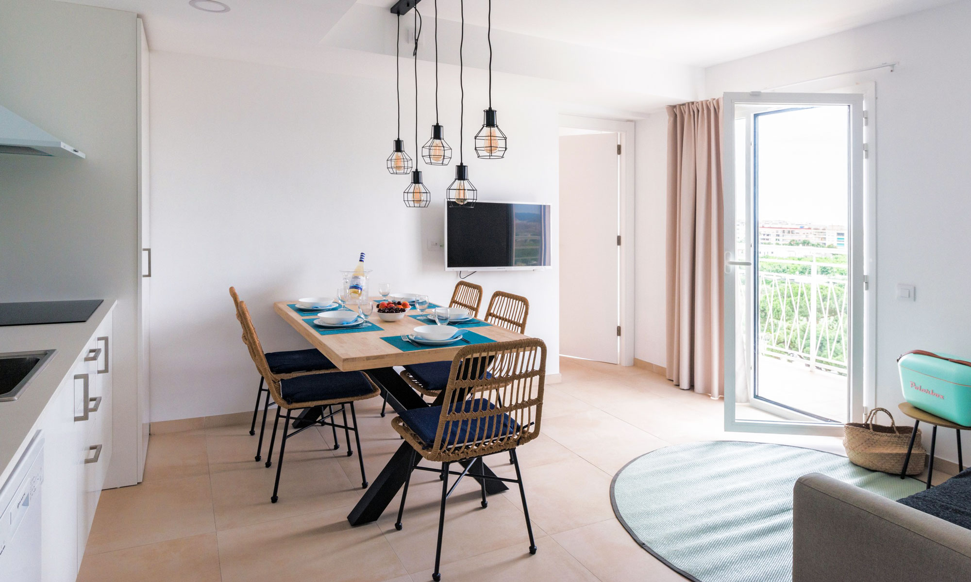 Comedor y balcón del apartamento. Bamblue Apartments - Stay Longer.