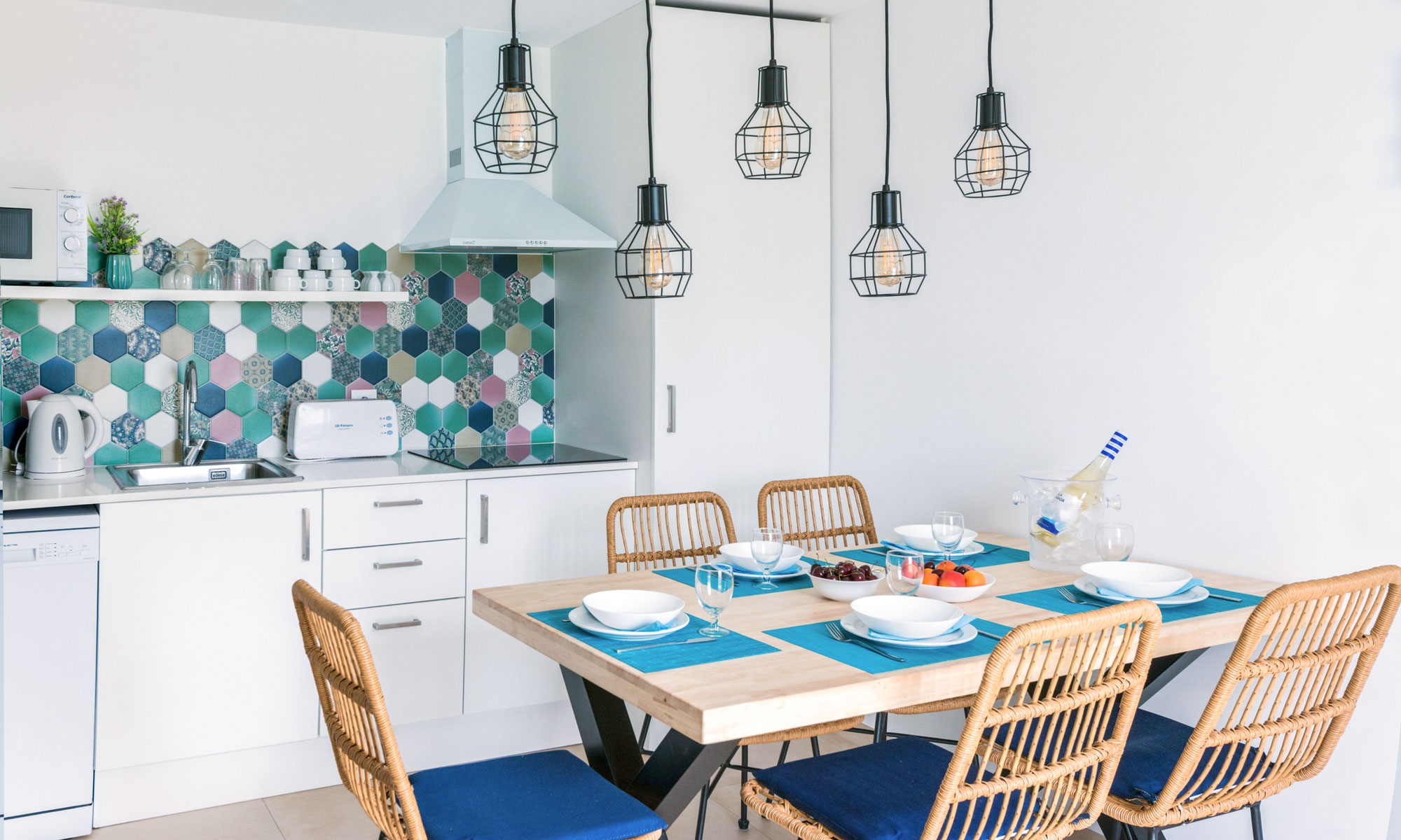 Cocina y comedor del apartamento. Bamblue Apartments - Stay Longer.