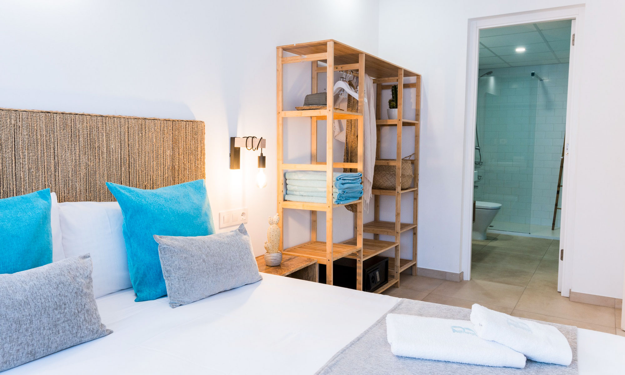 Dormitorio y baño del apartamento. Bamblue Apartments - Stay Longer.