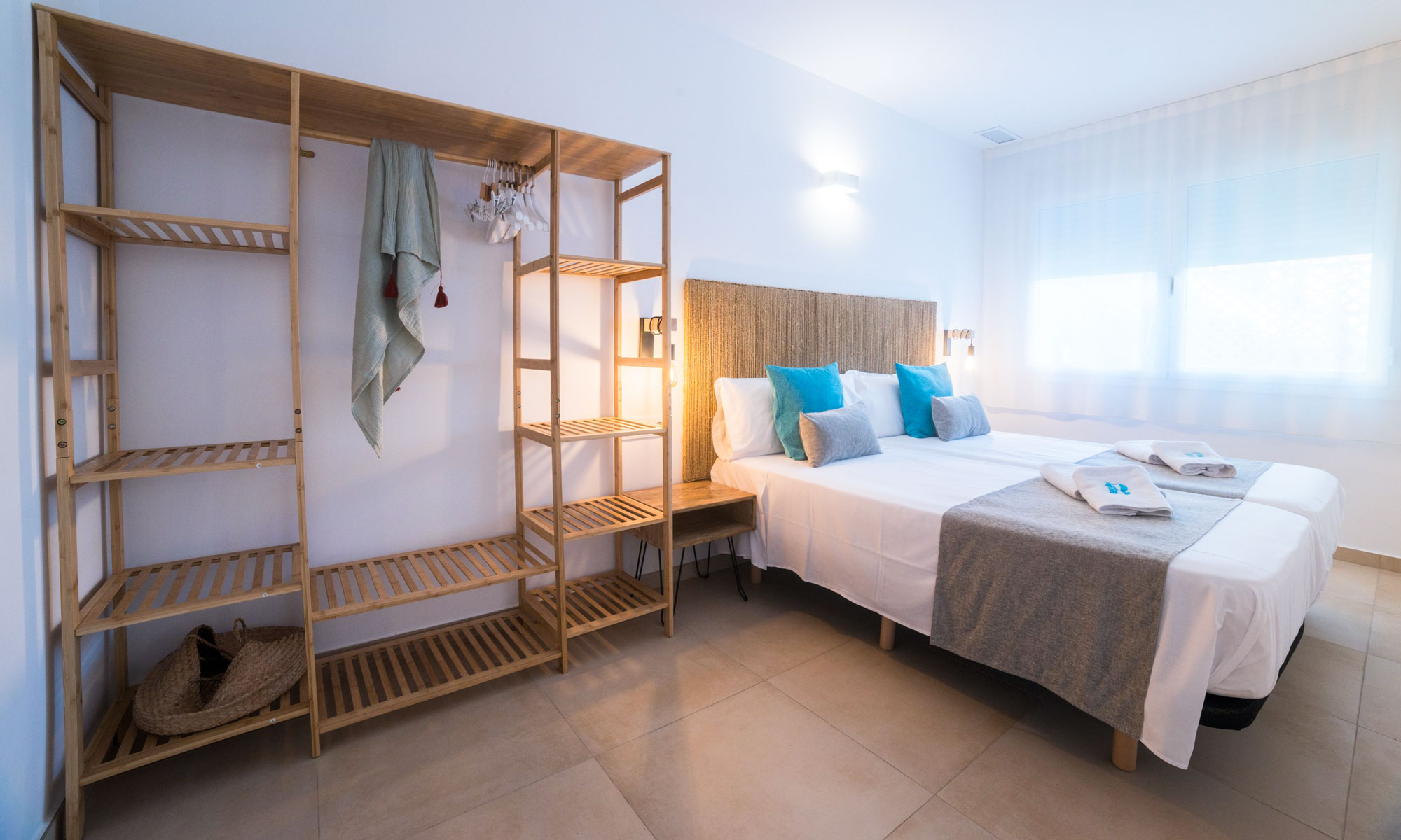 Dormitorio y armario del apartamento. Bamblue Apartments - Stay Longer.