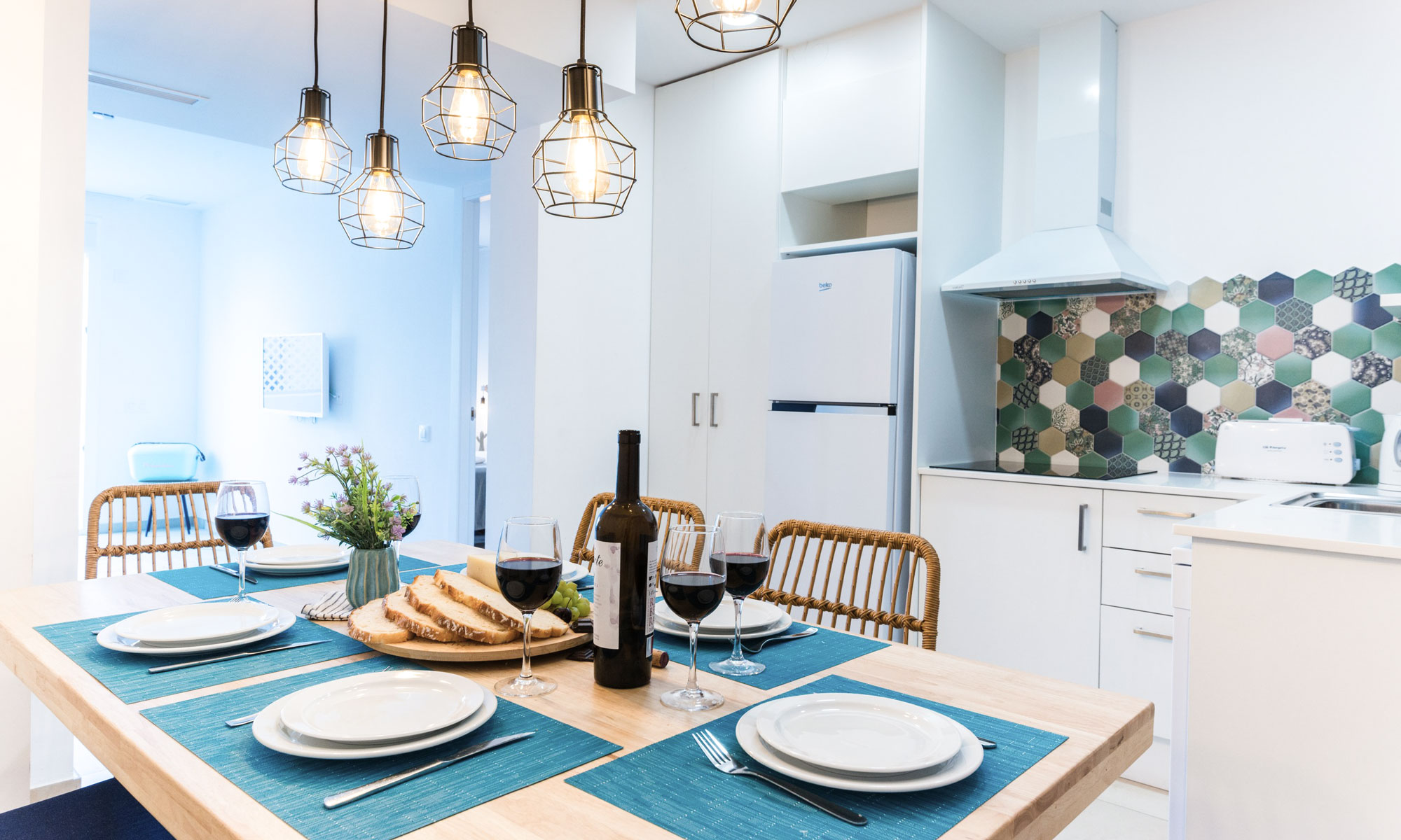 Cocina y comedor del apartamento. Bamblue Apartments - Stay Longer.