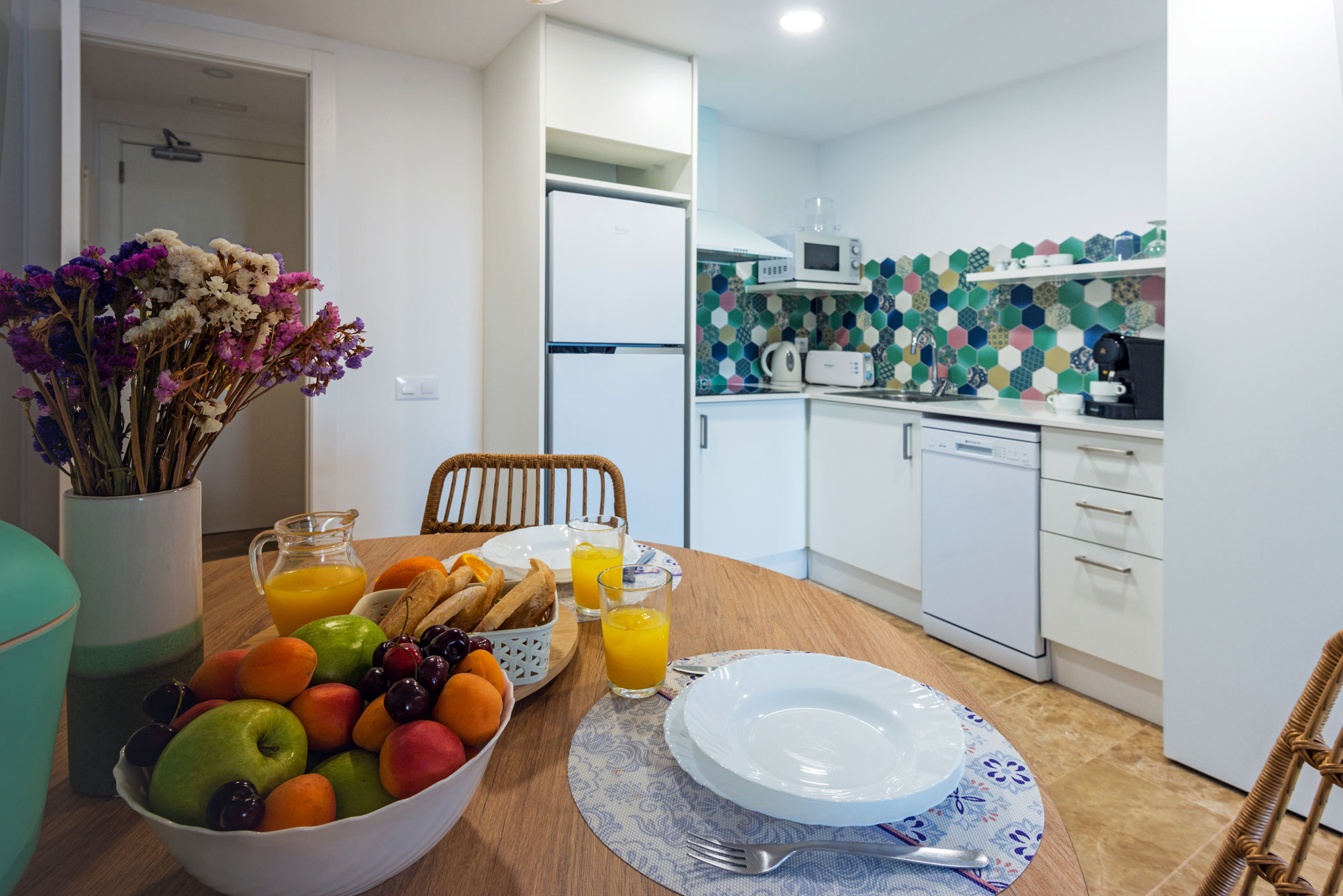 Cocina y comedor del apartamento. Bamblue Apartments - Stay Longer.