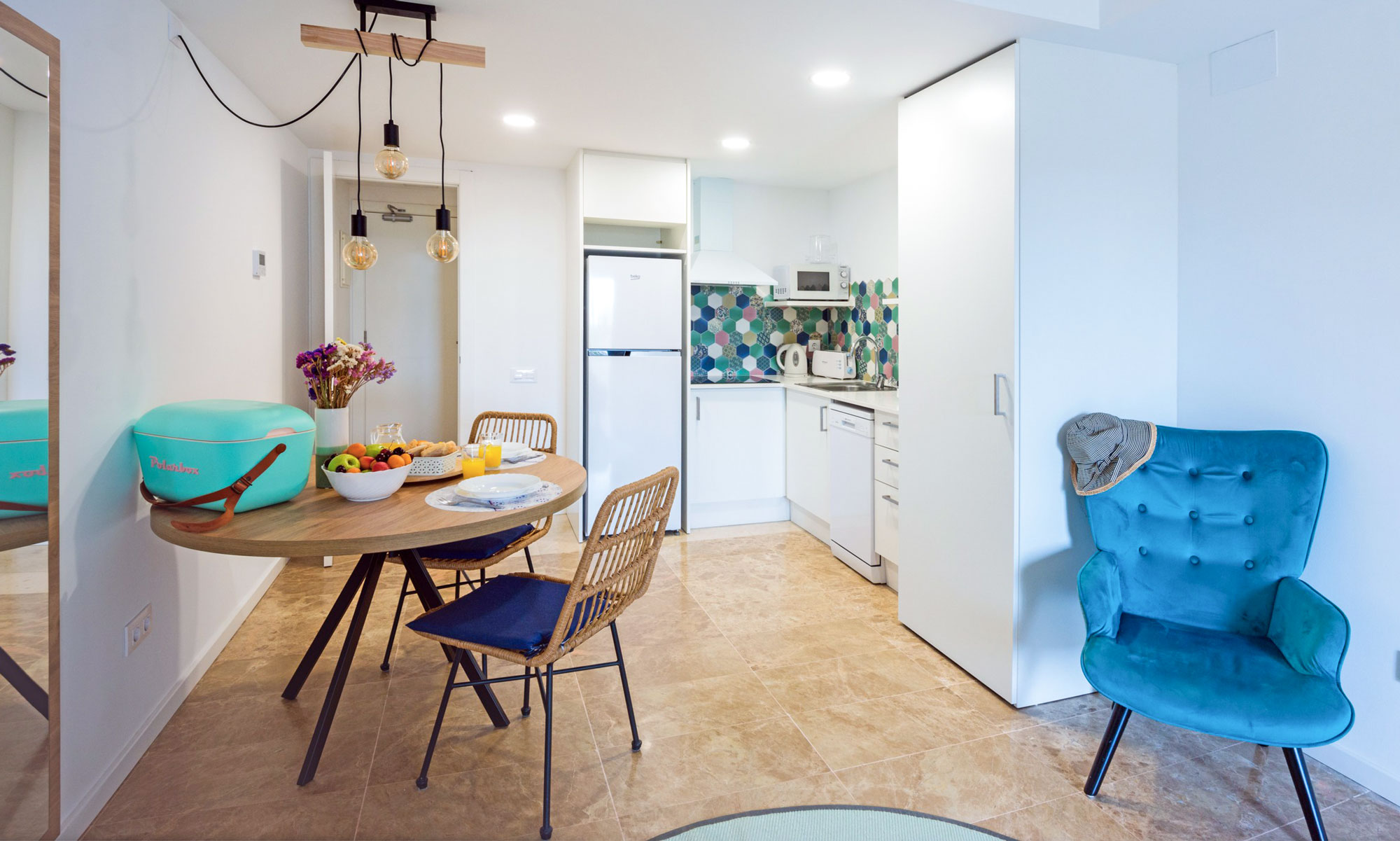 Cocina y comedor del apartamento. Bamblue Apartments - Stay Longer.