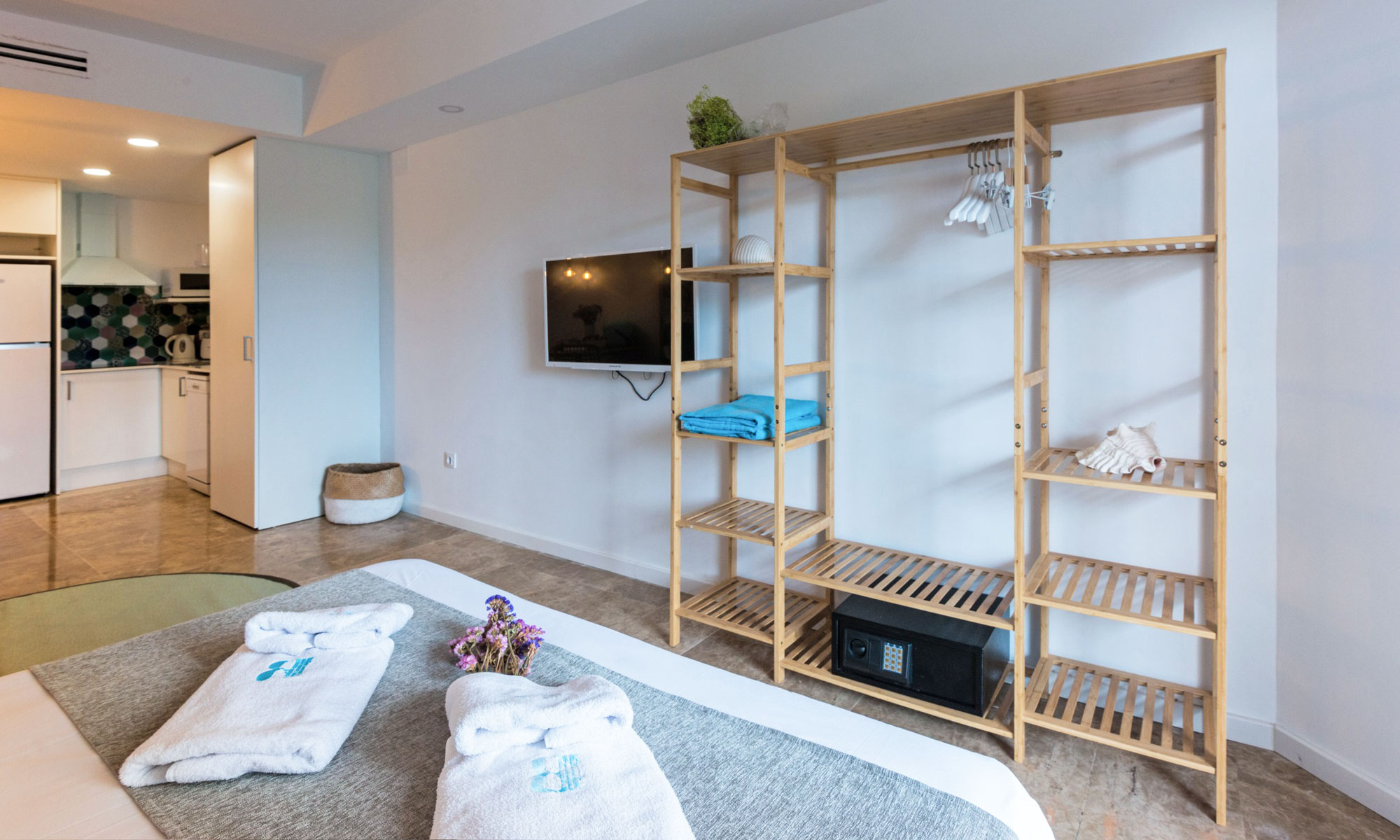 Armario y dormitorio. Bamblue Apartments - Stay Longer.