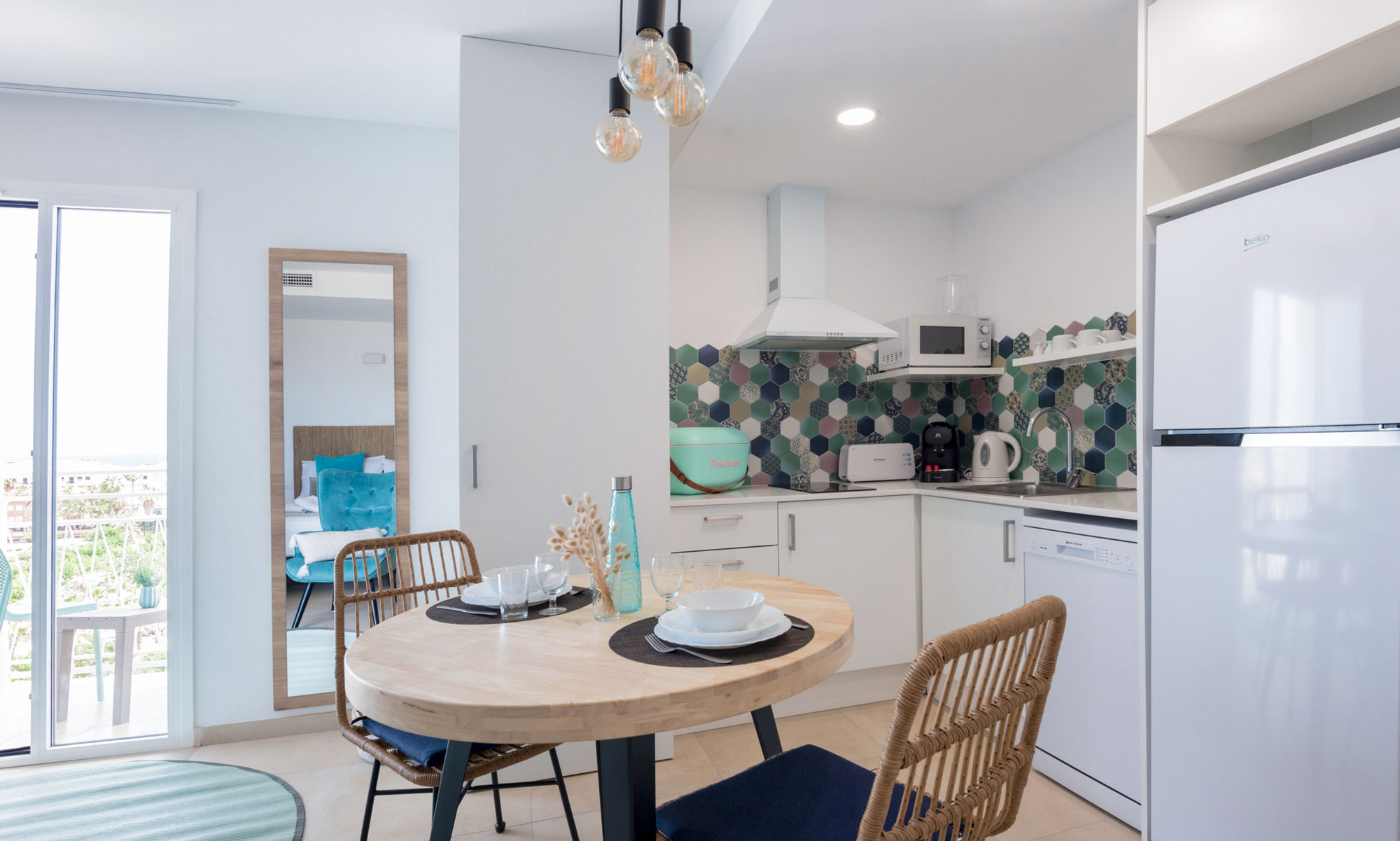 Cocina y comedor del apartamento. Bamblue Apartments - Stay Longer.