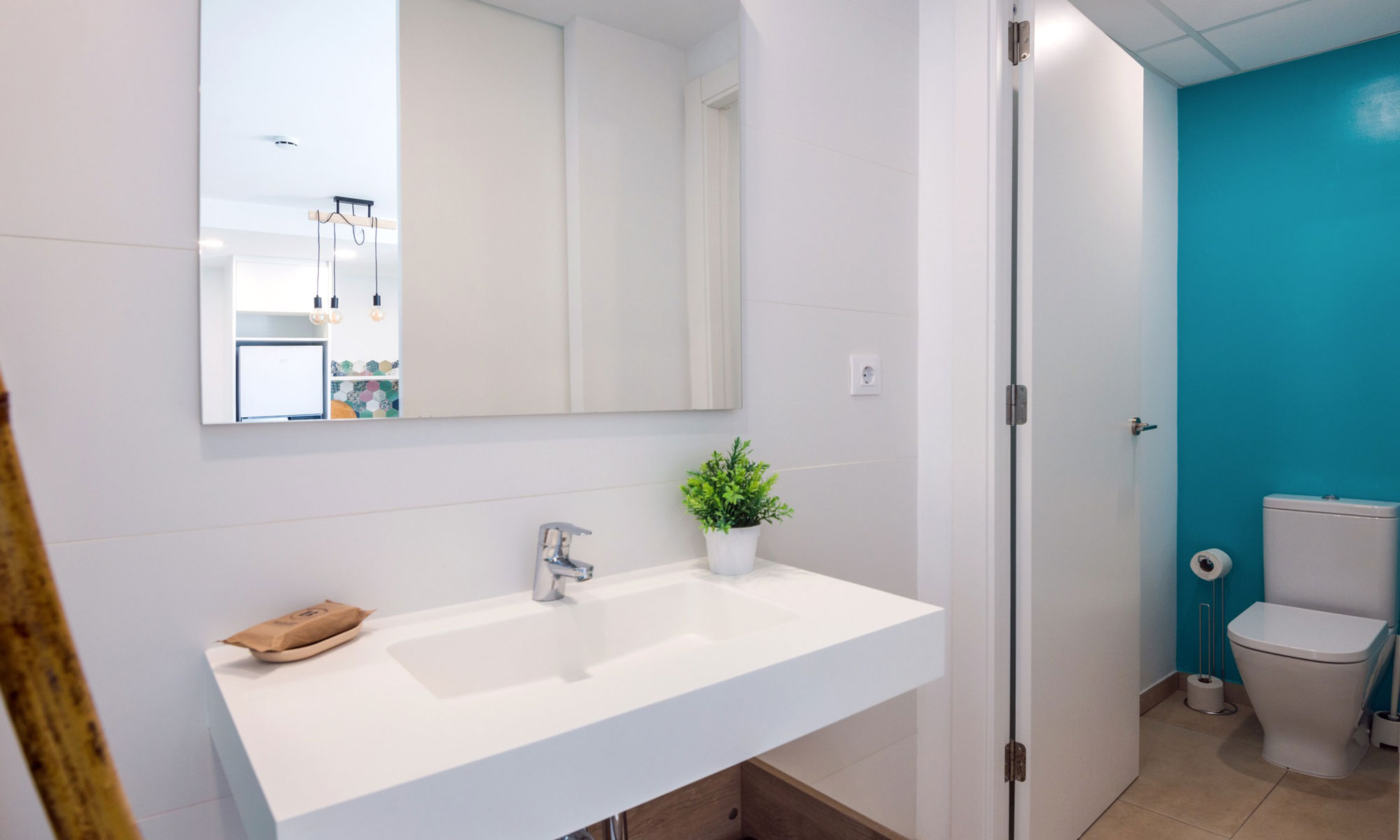 Baño del apartamento. Bamblue Apartments - Stay Longer.