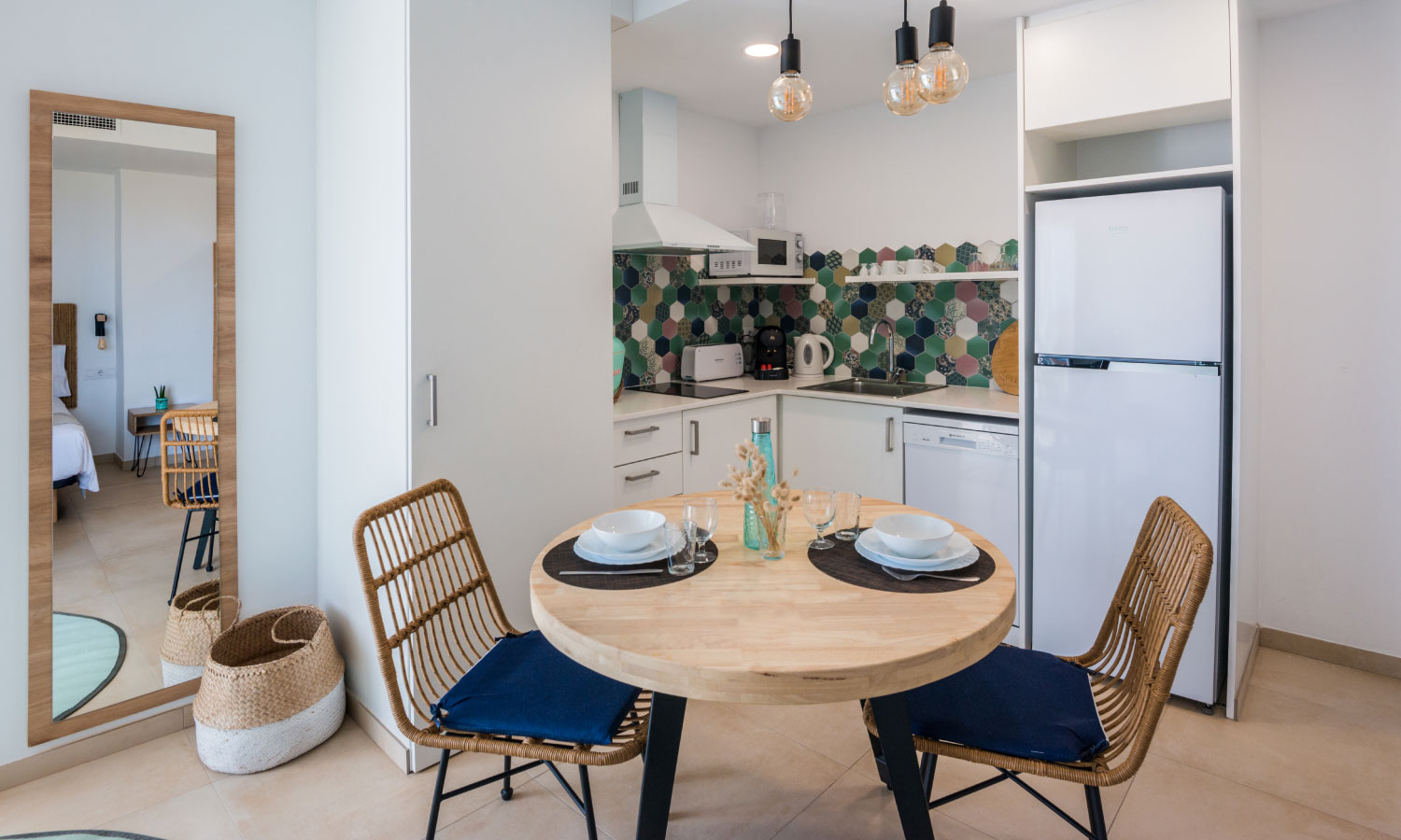 Cocina y comedor del apartamento. Bamblue Apartments - Stay Longer.